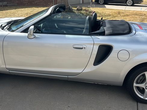 Used 2001 Toyota MR2 Spyder Convertible 2D image 8