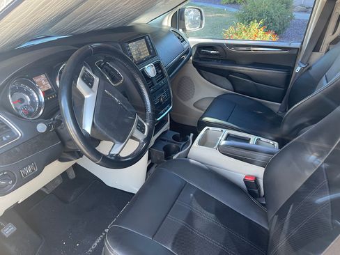 Used 2016 Chrysler Town & Country Touring image 6