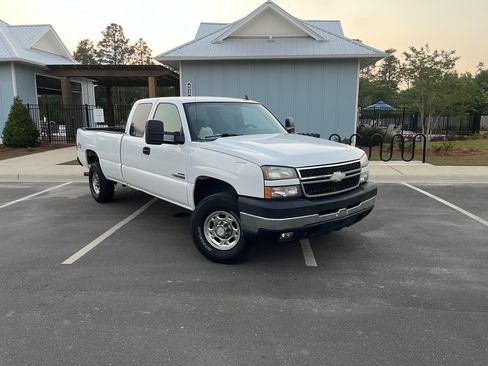 Used 2006 Chevrolet Silverado 2500 LT w/ Heavy-Duty Power Package AWD/4WD image 2