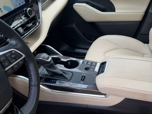 Used 2023 Toyota Highlander Limited image 6