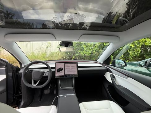 Used 2026 Tesla Model Y Long Range image 5