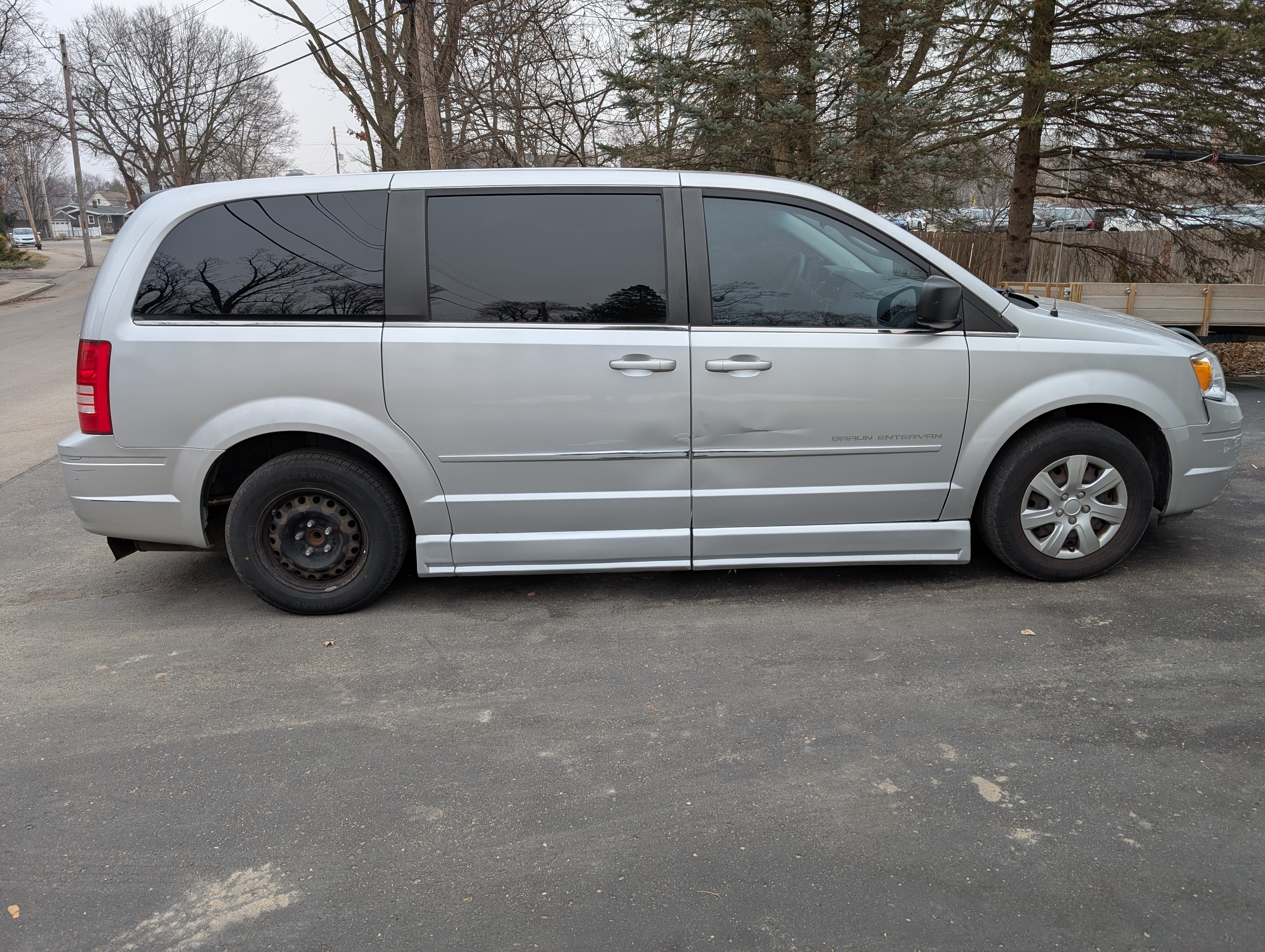 Used 2009 Chrysler Town & Country LX w/ PWR Convenience Group FWD image 4