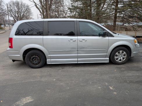 Used 2009 Chrysler Town & Country LX w/ PWR Convenience Group image 4