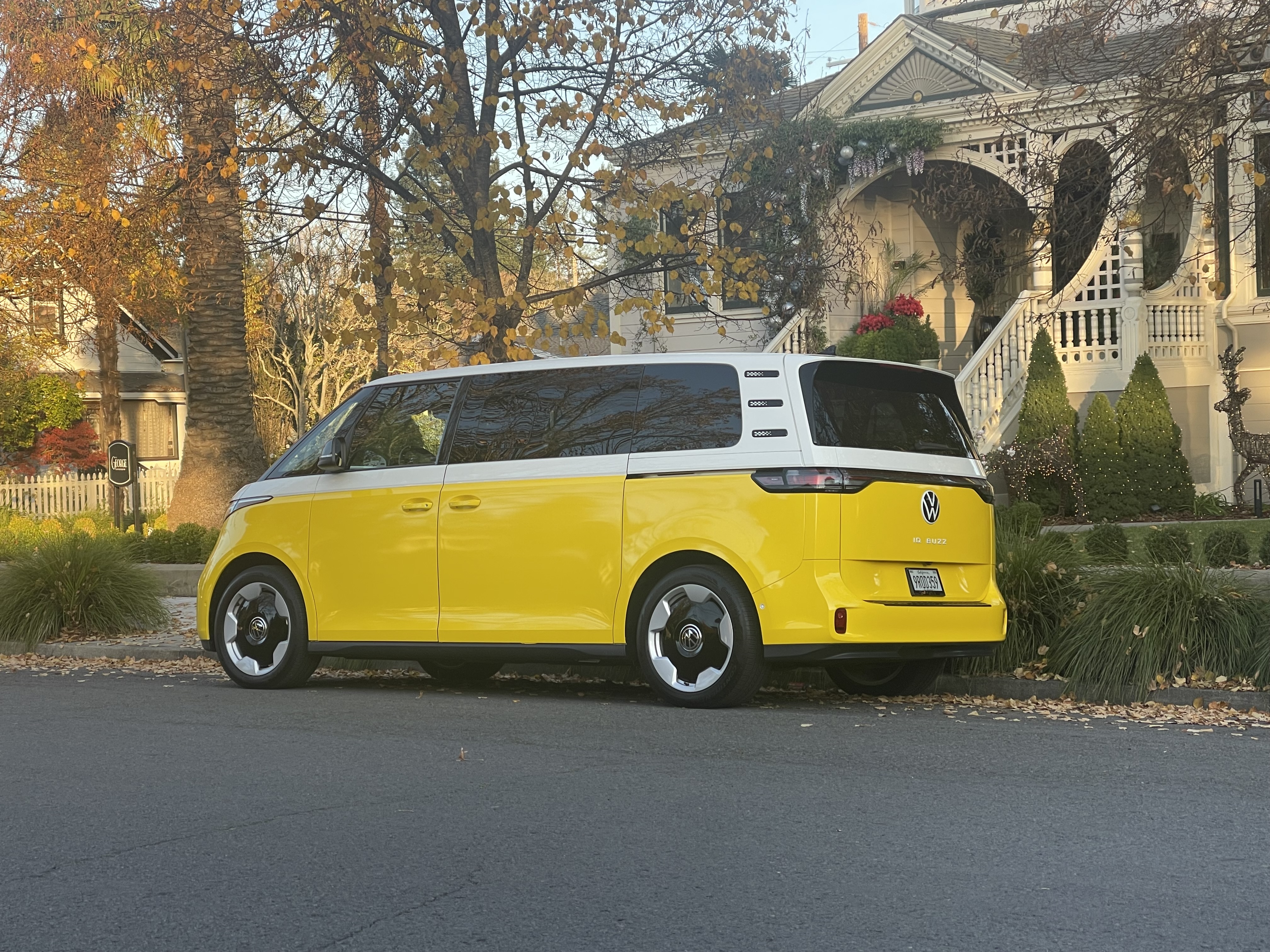 Used 2025 Volkswagen ID. Buzz Pro S RWD image 4