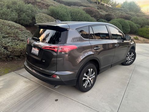 Used 2018 Toyota RAV4 LE w/ Carpet Mat Package image 8