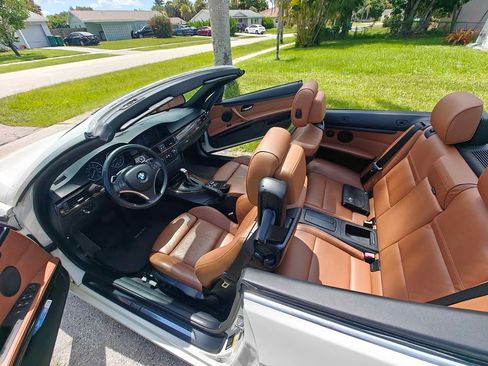 Used 2011 BMW 328i Convertible image 1