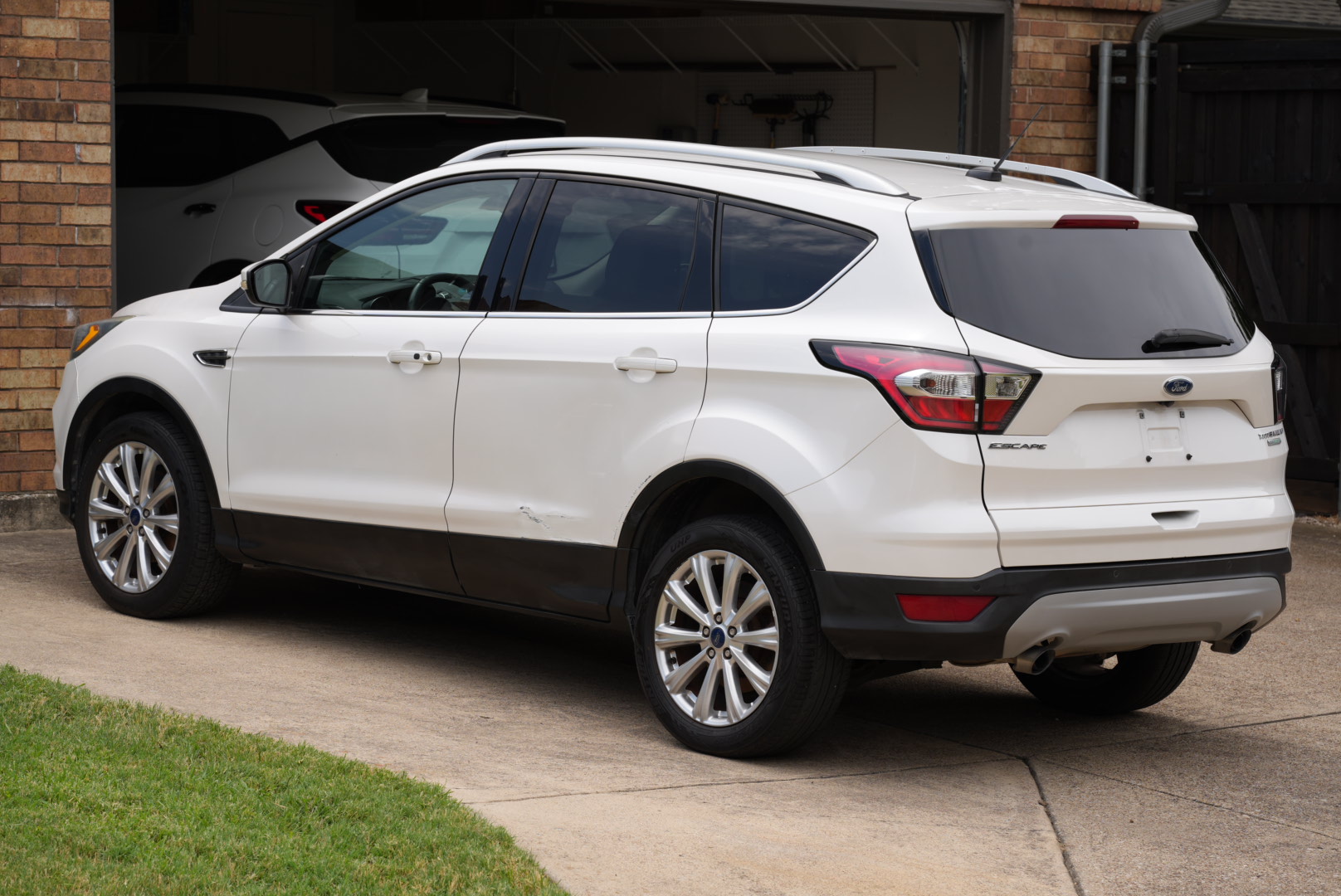 Used 2017 Ford Escape Titanium FWD image 10