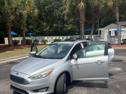 Used 2015 Ford Focus Titanium w/ Titanium Technology Package FWD image 6