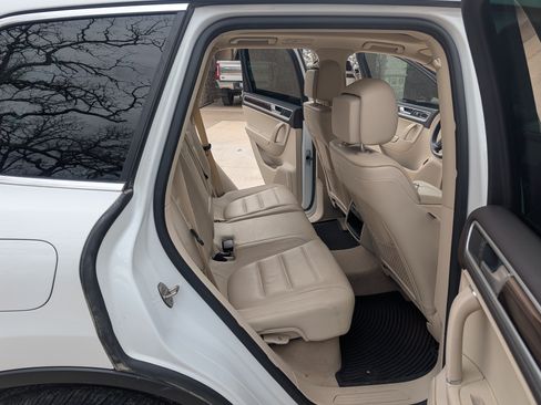 Used 2016 Volkswagen Touareg Sport image 9