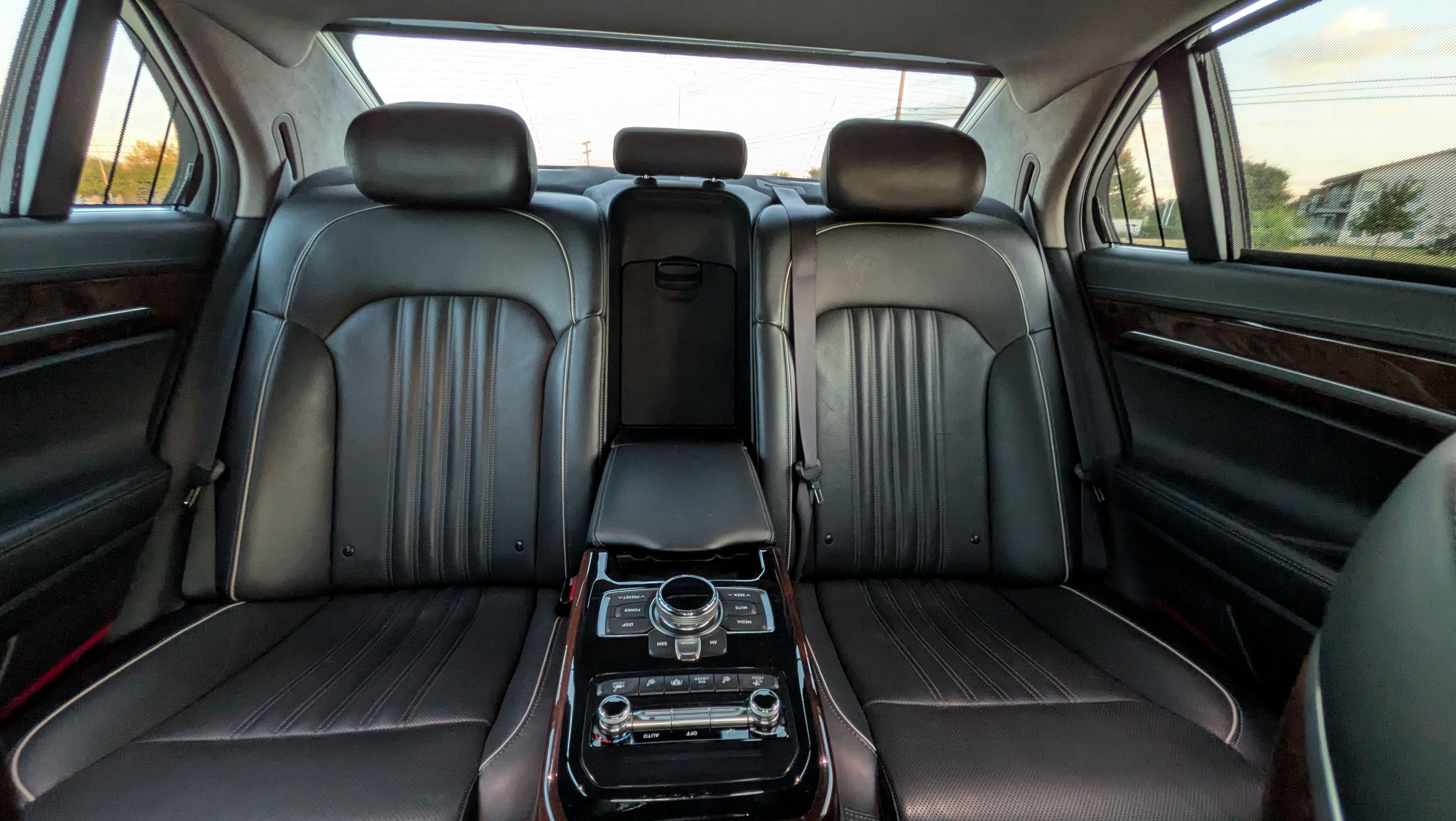 Used 2018 Genesis G90 3.3T Premium RWD image 25