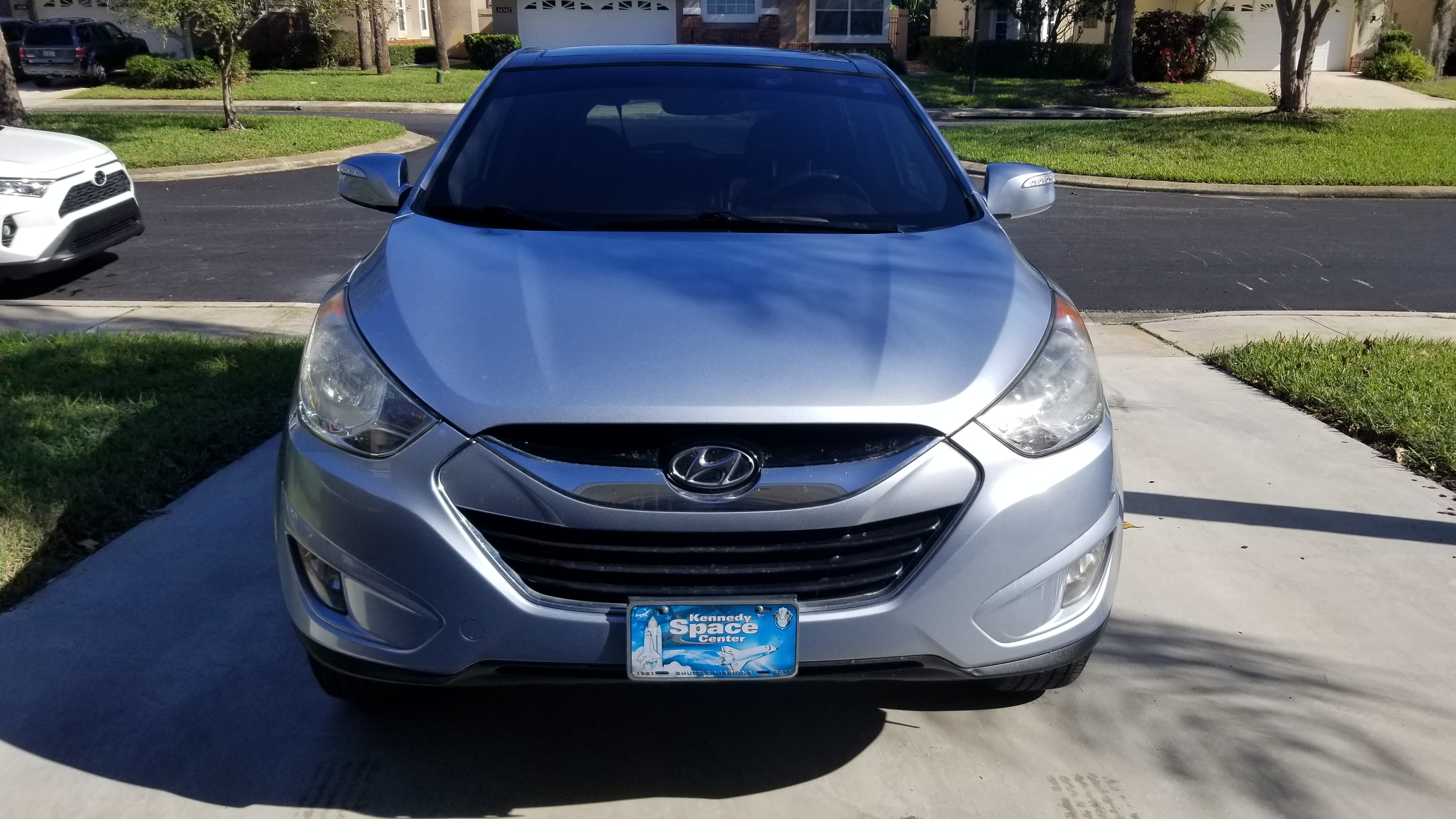 Used 2011 Hyundai Tucson Limited w/ Premium Pkg 3 FWD image 2