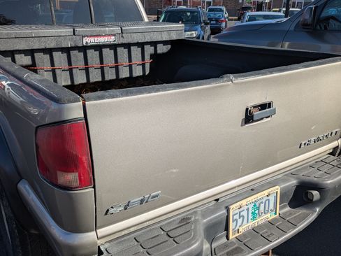 Used 2000 Chevrolet S10 Pickup 4x4 Extended Cab w/ Preferred Equipment Group image 4