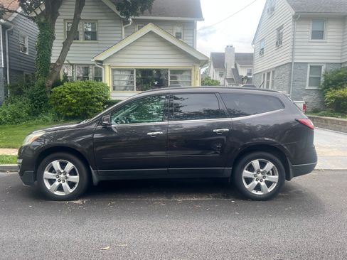Used 2017 Chevrolet Traverse LT w/ Style and Technology Package FWD image 2