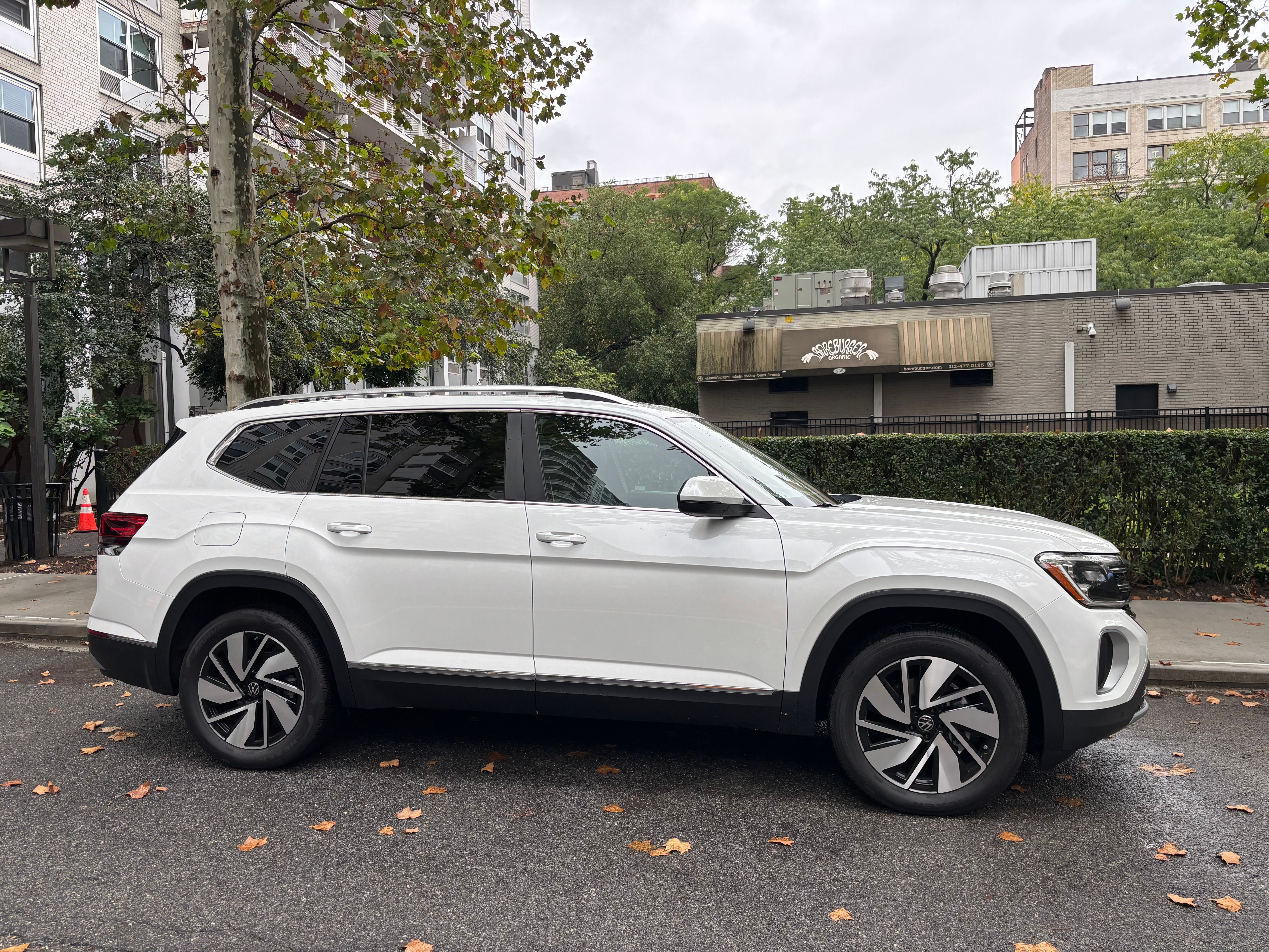 Used 2025 Volkswagen Atlas SEL AWD/4WD image 4