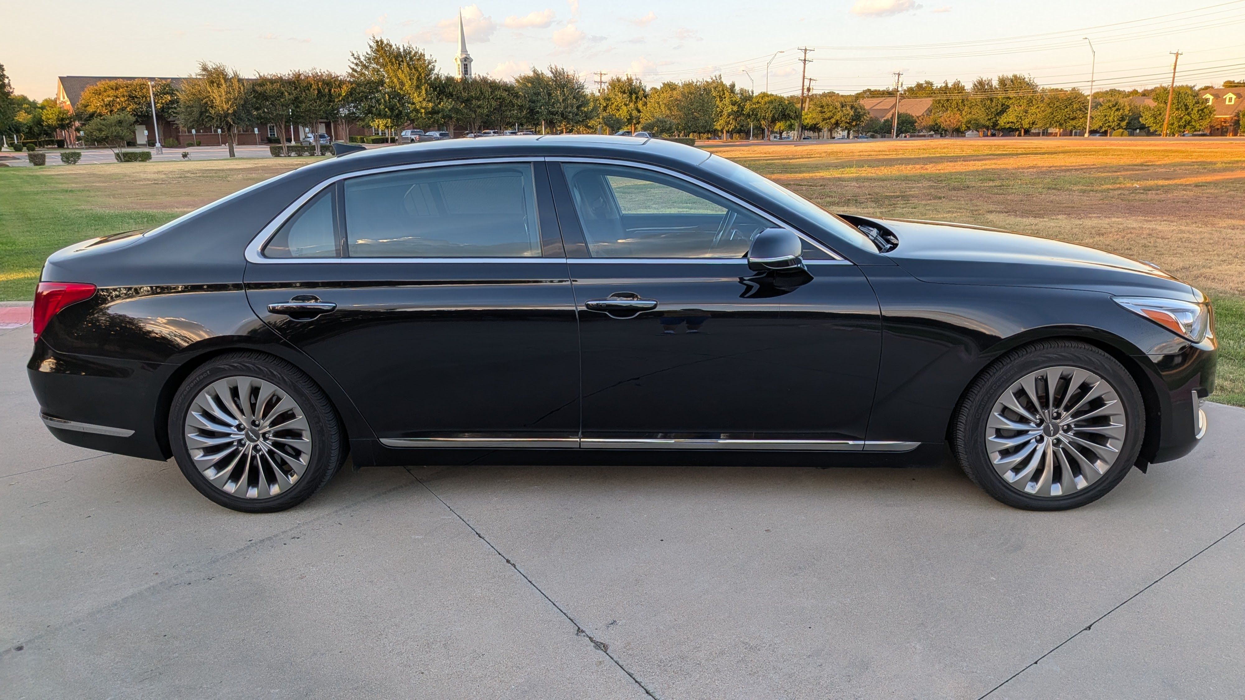 Used 2018 Genesis G90 3.3T Premium RWD image 5