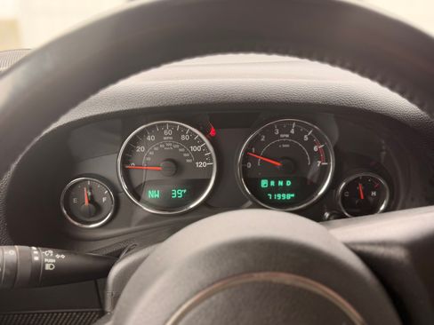 Used 2017 Jeep Wrangler Unlimited Sahara image 9