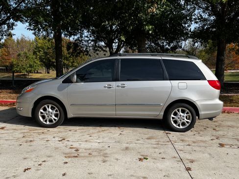 Used 2006 Toyota Sienna XLE Limited image 2