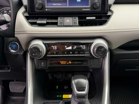 Used 2022 Toyota RAV4 XLE Premium image 15