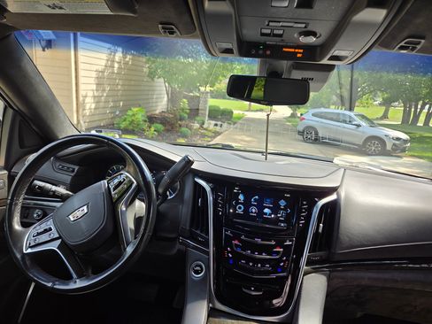 Used 2019 Cadillac Escalade ESV Platinum AWD/4WD image 11
