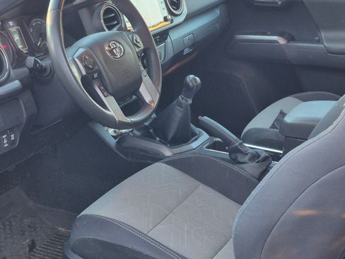 Used 2022 Toyota Tacoma TRD Sport image 11