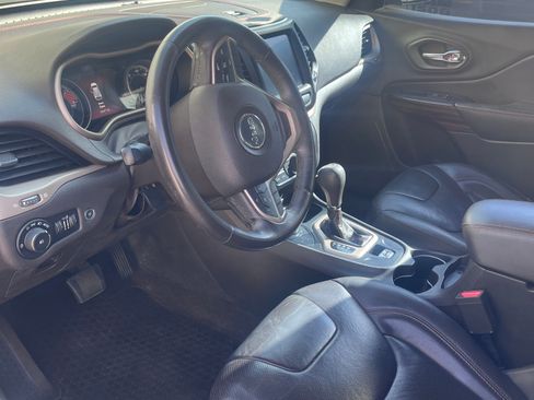 Used 2017 Jeep Cherokee Trailhawk image 8