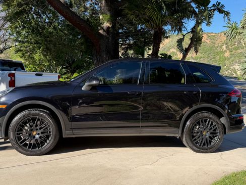 Used 2017 Porsche Cayenne S image 2