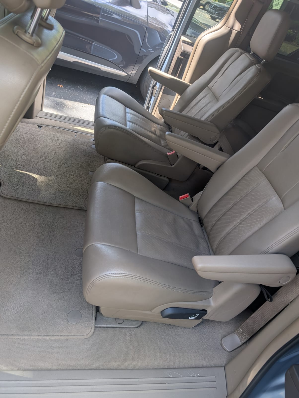 Used 2013 Chrysler Town & Country Touring-L w/ Entertainment Group #2 FWD image 13