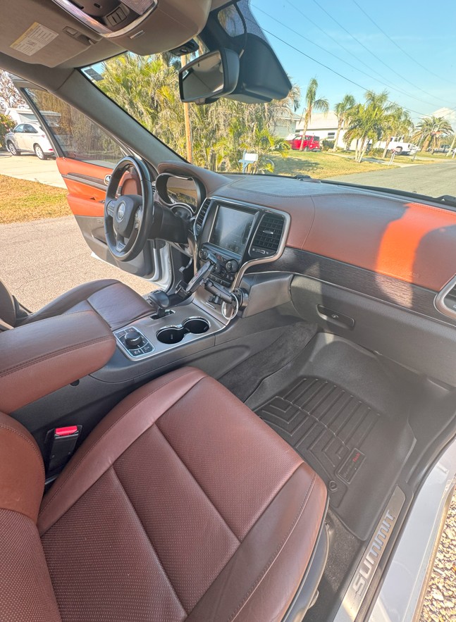 Used 2015 Jeep Grand Cherokee Summit w/ Platinum Series Group AWD/4WD image 16