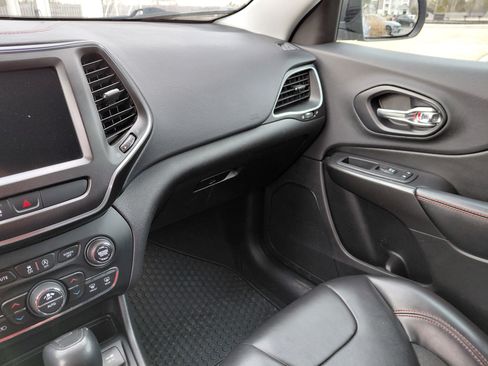 Used 2019 Jeep Cherokee Trailhawk w/ Cold Weather Group image 10