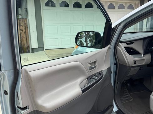 Used 2015 Toyota Sienna LE image 26