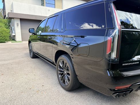 Used 2023 Cadillac Escalade ESV V w/ LPO, ONYX Package AWD/4WD image 11