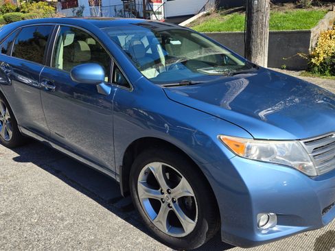 Used 2010 Toyota Venza AWD image 2