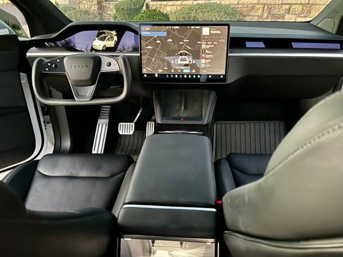 Used 2023 Tesla Model X image 18