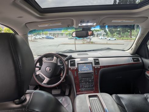 Used 2009 Cadillac Escalade AWD image 4