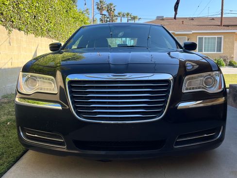 Used 2013 Chrysler 300 image 1