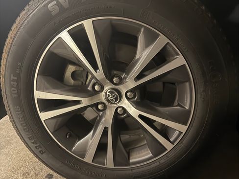 Used 2019 Toyota Highlander LE w/ Carpet Mat Package (TMS) image 13