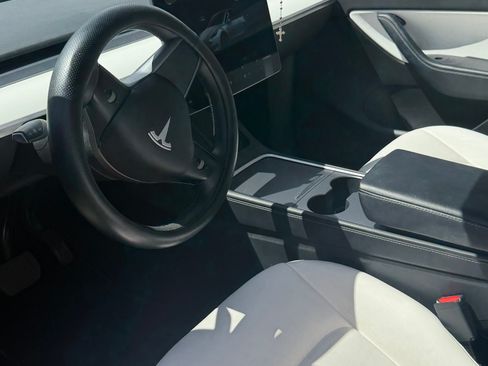 Used 2022 Tesla Model Y Long Range image 8