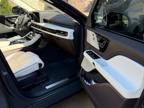 Used 2023 Lincoln Aviator Black Label w/ Dynamic Handling Package image 22