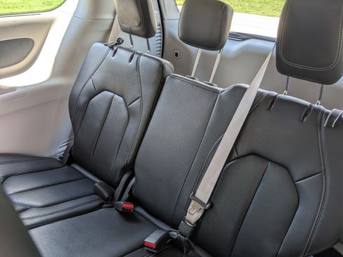 Used 2022 Chrysler Pacifica Touring-L image 11