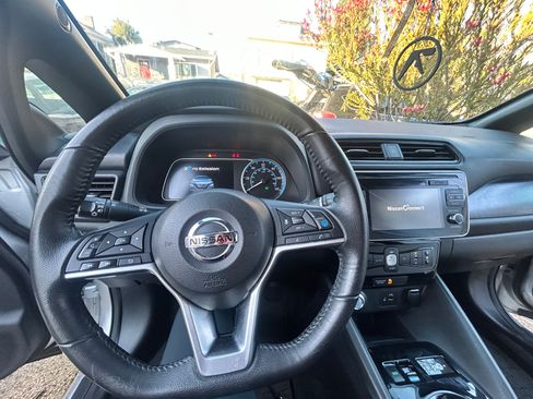 Used 2019 Nissan Leaf SV w/ SV Technology Package image 14