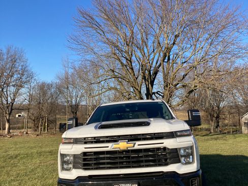 Used 2024 Chevrolet Silverado 2500 Custom w/ Custom Value Package image 5