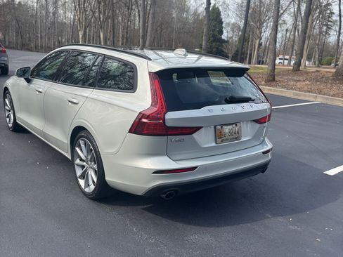 Used 2020 Volvo V60 T5 Momentum image 8