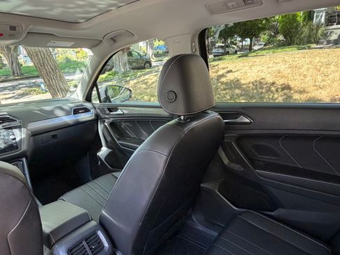 Used 2022 Volkswagen Tiguan SE AWD/4WD image 9