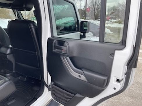 Used 2018 Jeep Wrangler Unlimited Sahara image 25