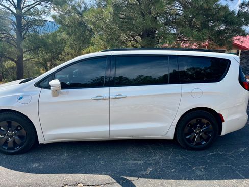 Used 2019 Chrysler Pacifica Limited w/ Advanced Safetytec Group FWD image 8