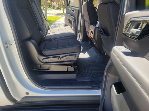 Used 2025 Chevrolet Suburban LS image 14