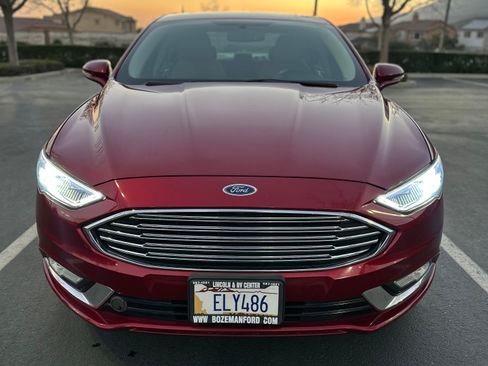 Used 2017 Ford Fusion SE w/ Fusion SE Technology Package image 4