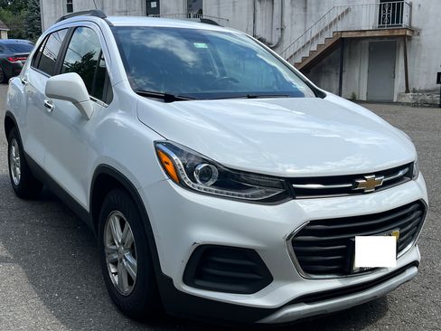 Used 2017 Chevrolet Trax LT w/ LT Convenience Package image 9