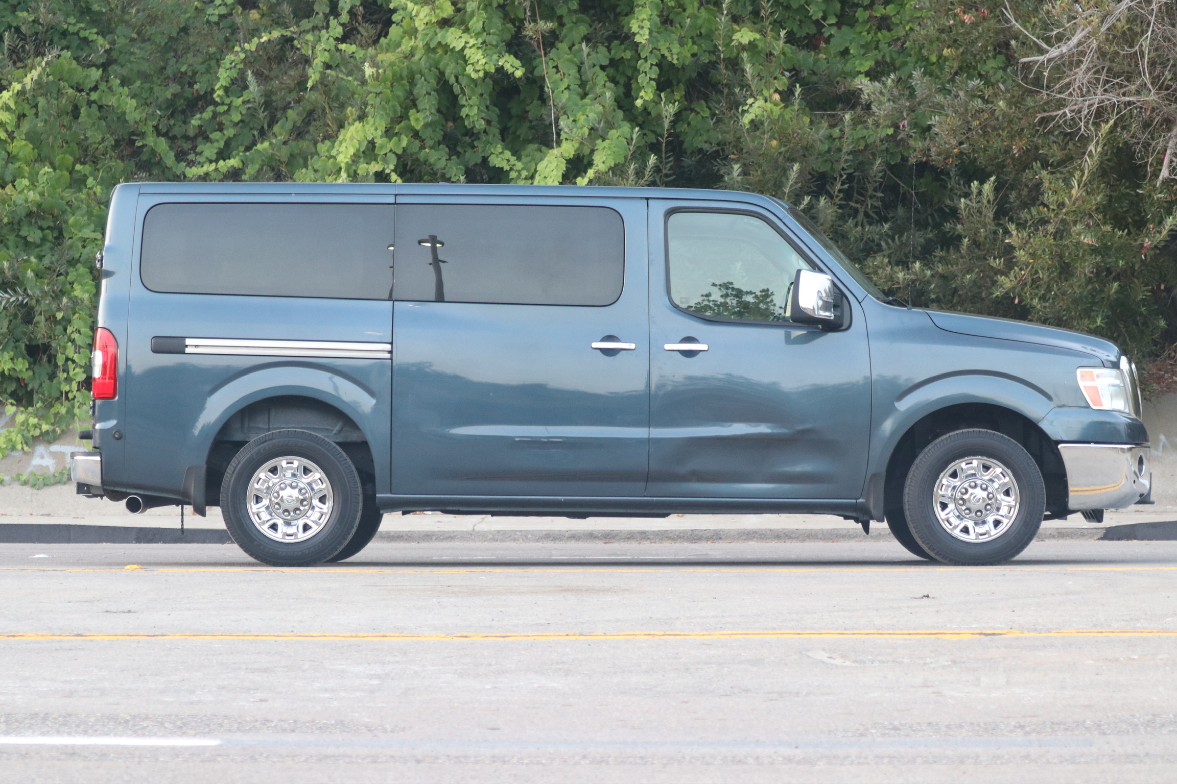 Used 2013 Nissan NV 3500 SL w/ Technology Pkg RWD image 8