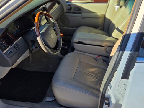 Used 2008 Lincoln Town Car Signature Limited image 21